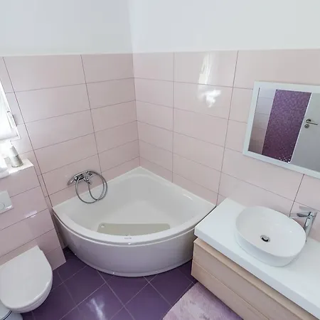 Donato With Jacuzzi Villa *