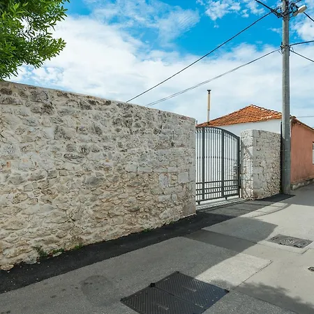 Donato With Jacuzzi וילה *