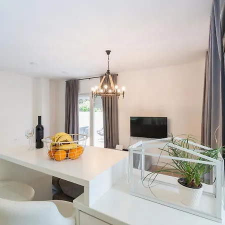 Donato With Jacuzzi וילה *