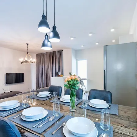 Donato With Jacuzzi זאדאר