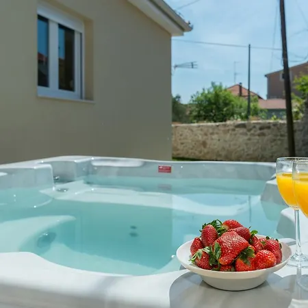 Donato With Jacuzzi Zára